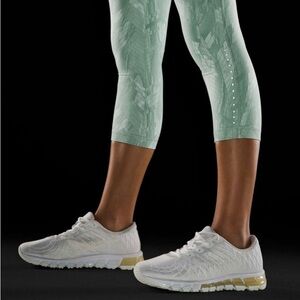 Lululemon Swift Speed HR Crop21" Reverberate Chevron Jacquard Silver Blue size 8